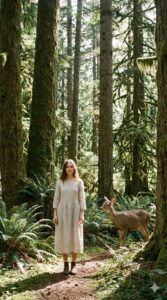 森の中に立つ少女の全身像、スマートフォンの待ち受け画面用に縦長で